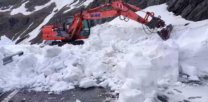 VIDEO Zăpadă de peste 3 metri pe Transfăgărășan. Când ar putea fi redeschis traficul