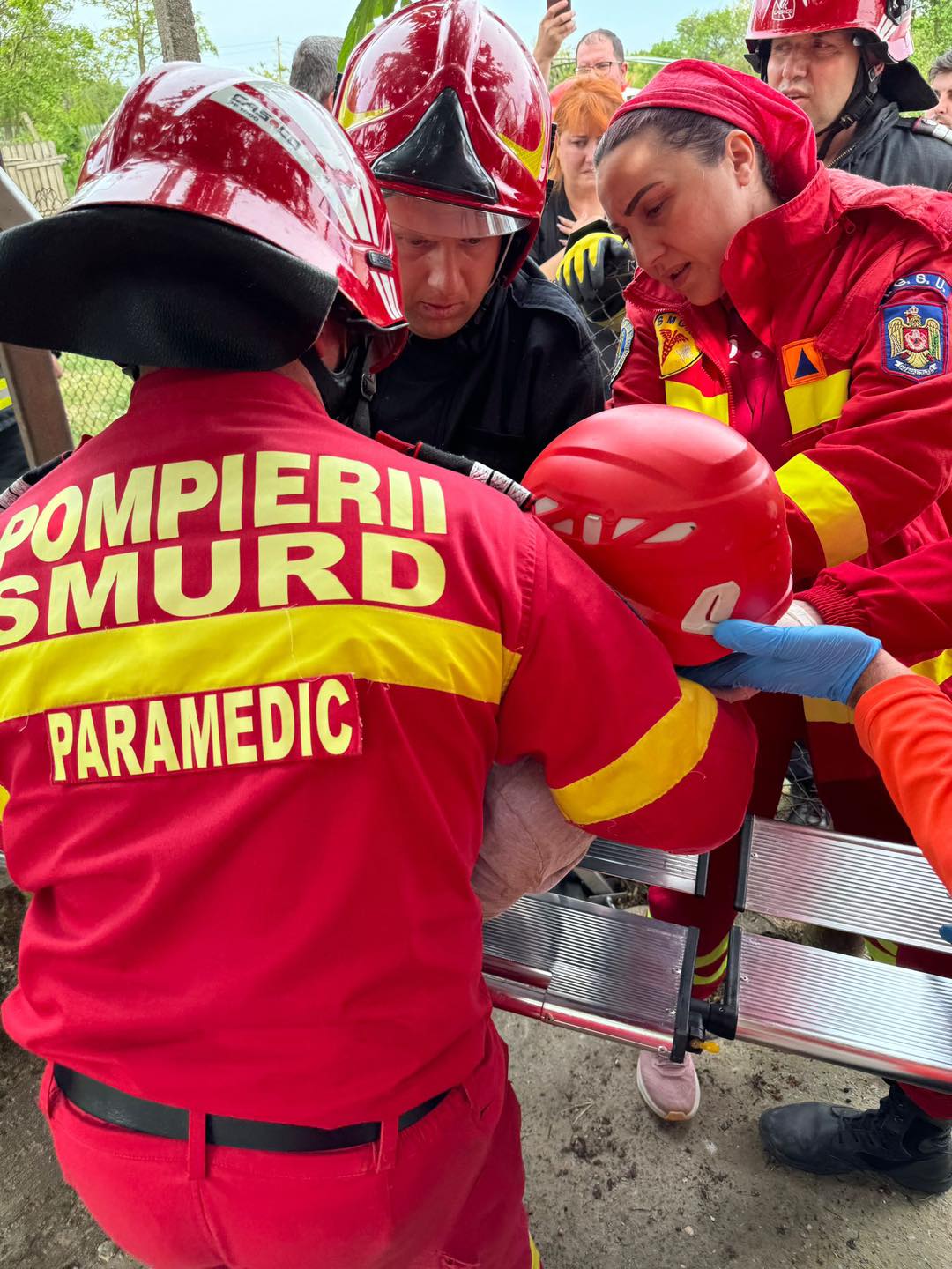Un copil a căzut într-o fântână, doi bărbați care au vrut să îl scoată au rămas și ei blocați acolo. Misiune de salvare în Constanța
