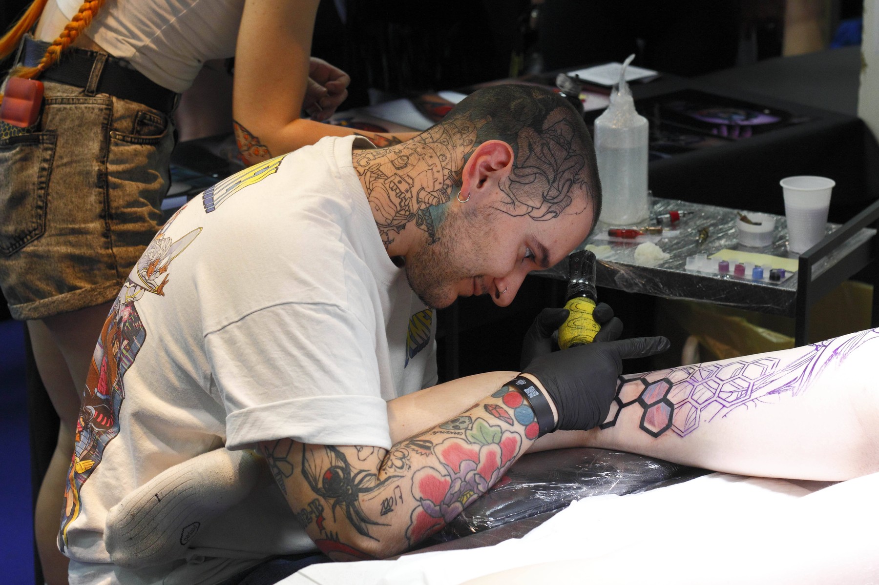 Noi reguli pentru minorii care vor să se tatueze. Ce interdicții au fost impuse saloanelor de tatuaj, piercing și înfrumusețare