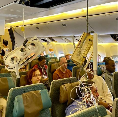 „S-a dezlănțuit iadul”. Pasagerii avionului care n-a mai ajuns la Singapore descriu coșmarul trăit. Imagini cu dezastrul din aeronavă