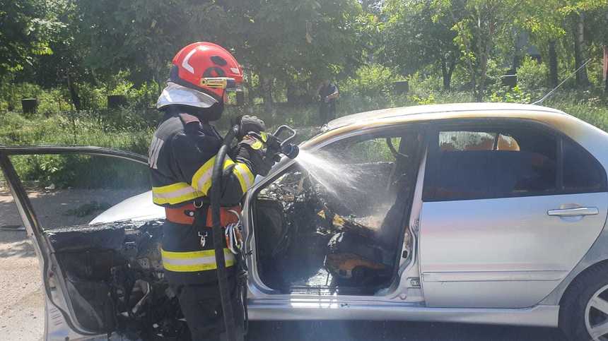 Un bărbat a fost găsit mort într-o maşină care a ars într-o parcare din Suceava