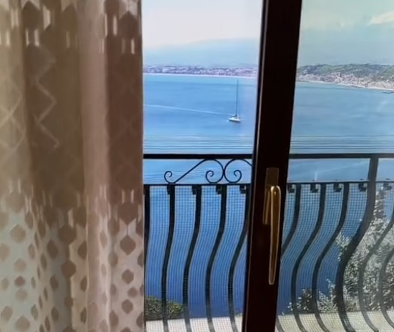 Ce a primit, de fapt, o turistă care a plătit pentru o cameră cu „vedere la mare”, în Italia: Nimeni nu m-a păcălit așa până acum