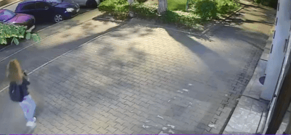 O femeie a fost atacată din senin pe o stradă din București. Agresorul a fost reținut