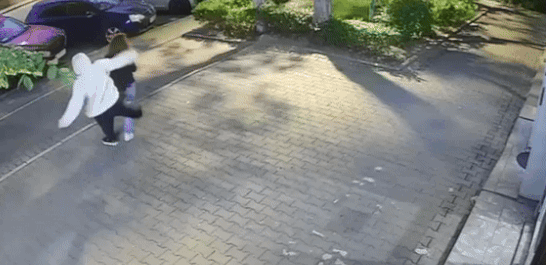 Femeia atacată din senin în centrul Bucureștiului de un tânăr a suferit o fractură de peroneu