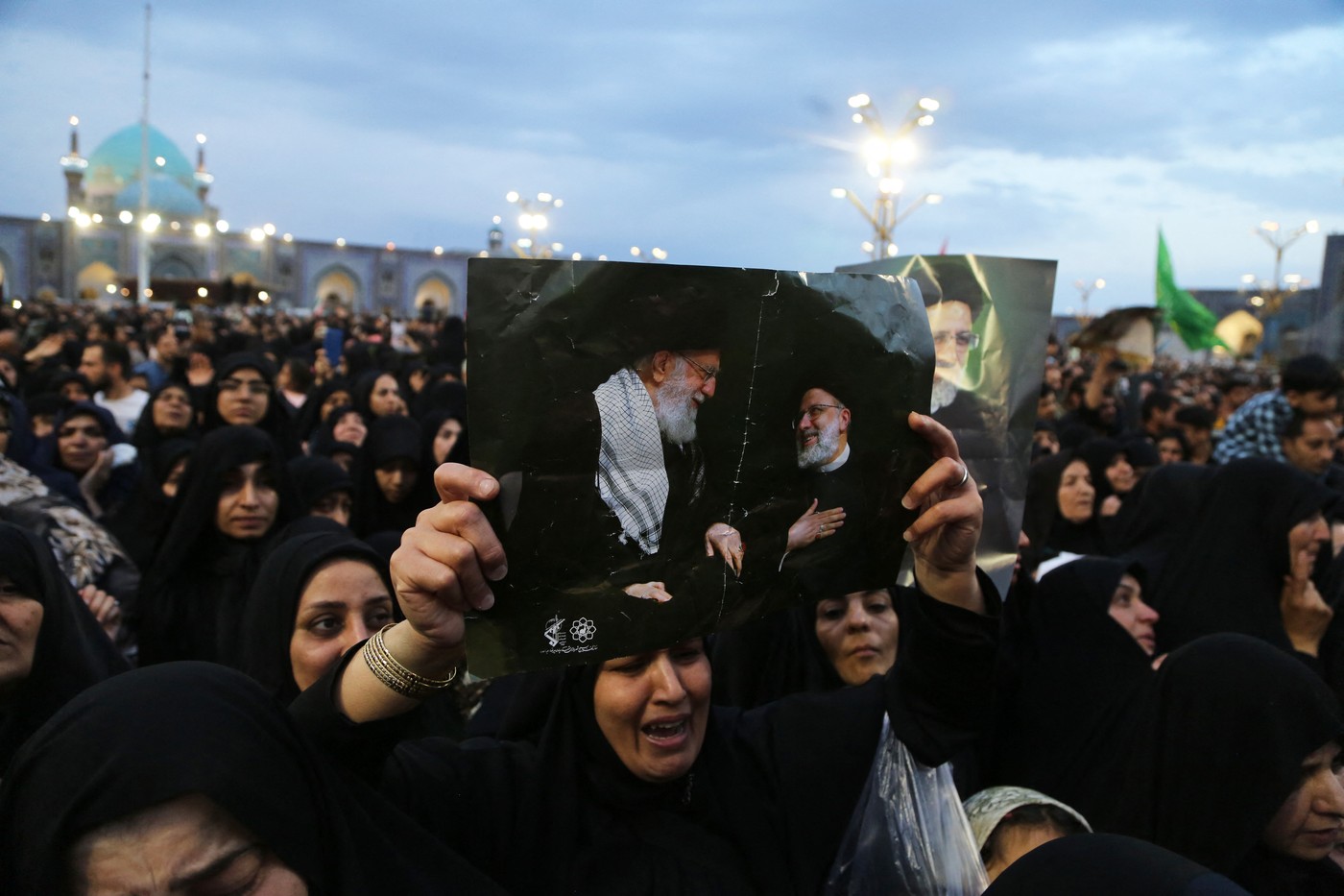 „Adio spre paradis”. Ebrahim Raisi a fost înmormântat în orașul său natal. Mii de oameni i-au adus un ultim omagiu