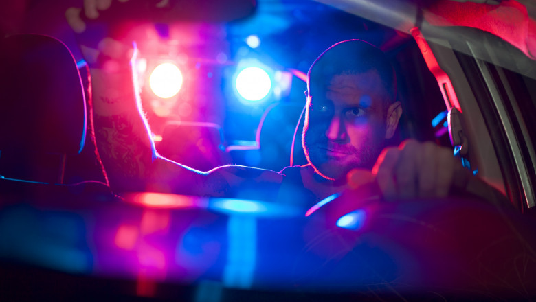 sofer la volan urmarit de masina de politie in trafic