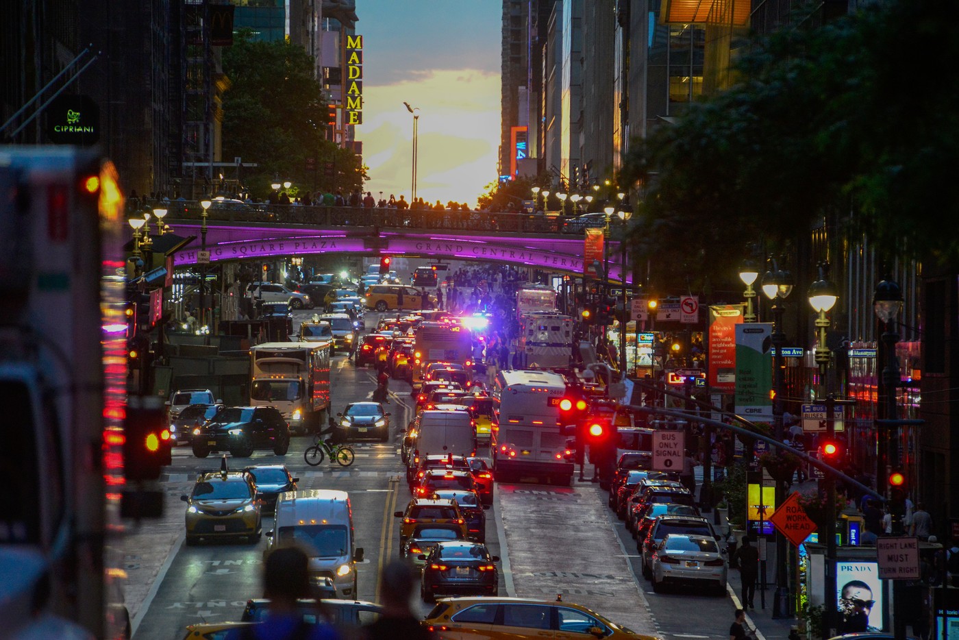Fenomen rar şi spectaculos din New York. Mii de oameni s-au adunat pe străzi să admire Manhattanhenge | Digi24