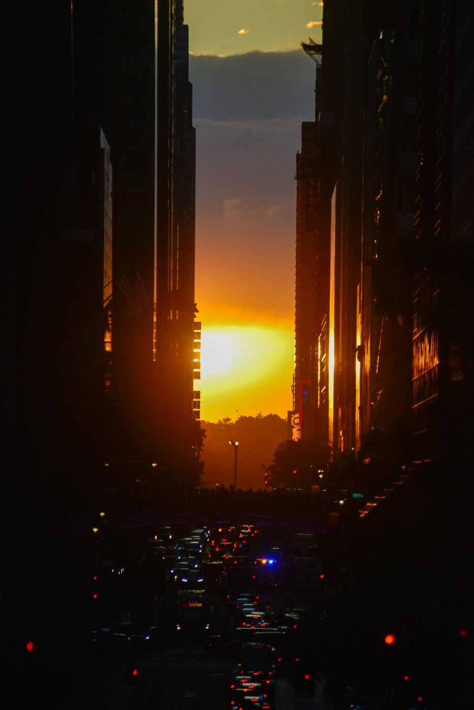 Fenomen rar şi spectaculos în New York. Mii de oameni s-au adunat pe străzi să admire Manhattanhenge