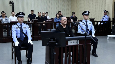 detinut pazit de politisti intr-o instanta de judecata din china
