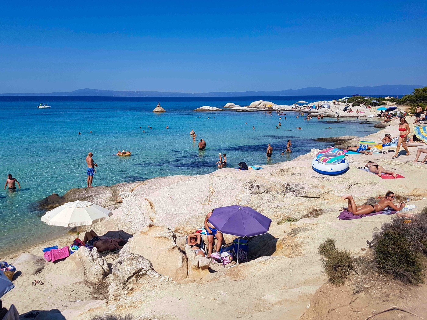 Grecia interzice închirierea de şezlonguri şi umbrele pe sute de plaje