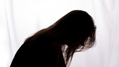 silueta unei femeie care plange si e in depresie