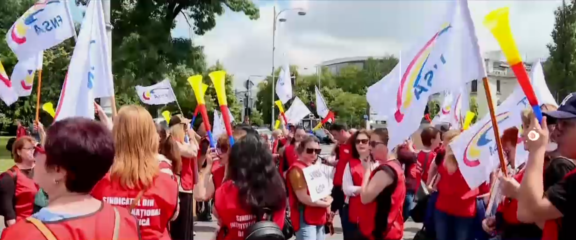 Angajații din administrație și cultură au ieșit în stradă pentru că sunt nemulțumiți de creșterea salariului minim. „E mult prea puțin”