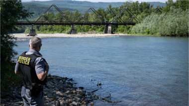 polițist de frontieră lângă râul Tisa la granița Ucrainei cu România