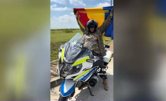 Îmbrăcată în uniformă, Șoșoacă s-a urcat pe motocicleta unui polițist și s-a filmat pentru TikTok. Poliția a reacționat imediat