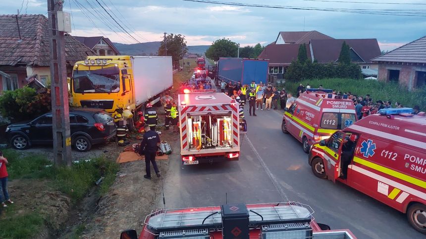Opt răniți după un accident între două TIR-uri și o mașină, în Mureș. Unul dintre TIR-uri a intrat în terasa unui magazin