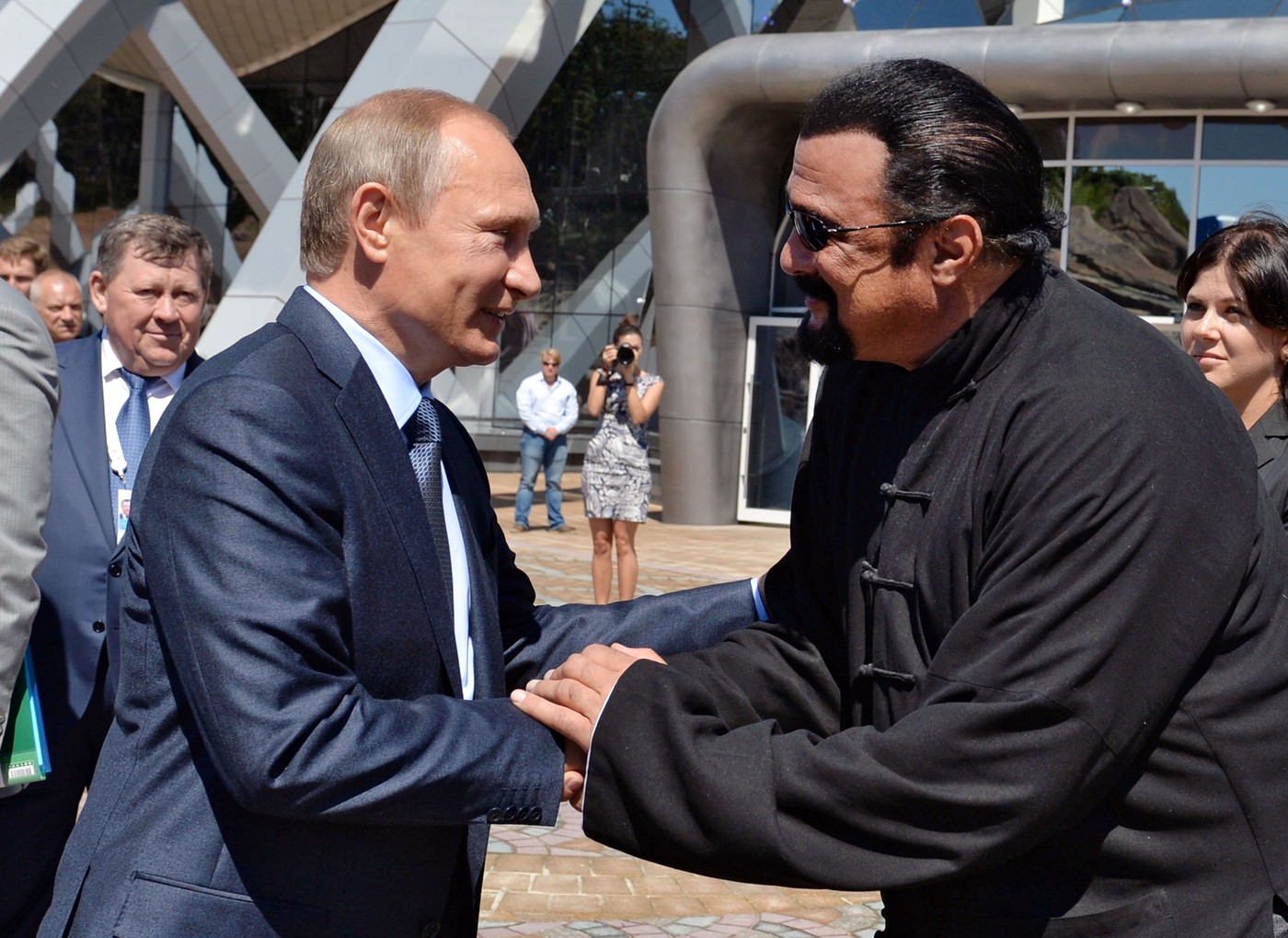 Steven Seagal a fost decorat de Putin cu Ordinul Prieteniei. În 2016 actorul a primit și pașaport rusesc