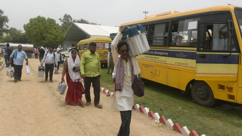 oameni in india care cara sticle cu apa