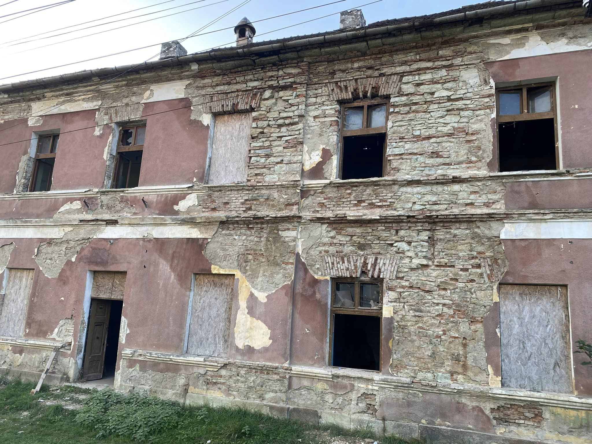 Descoperire înfiorătoare făcută într-o școală veche din Bistrița-Năsăud, în timpul renovării