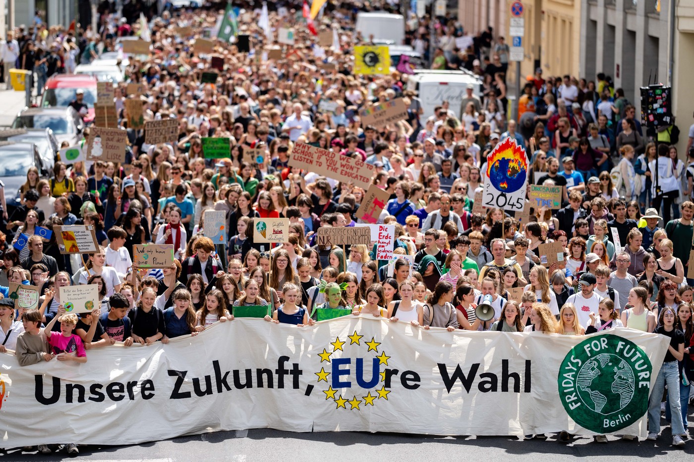 Protest uriaș al activiștilor de mediu în 127 de orașe din UE, înainte de alegerile europarlamentare