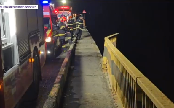 Un TIR a căzut de pe un pod în Dunăre. Trupul șoferului a fost găsit de scafandri după ore de căutări