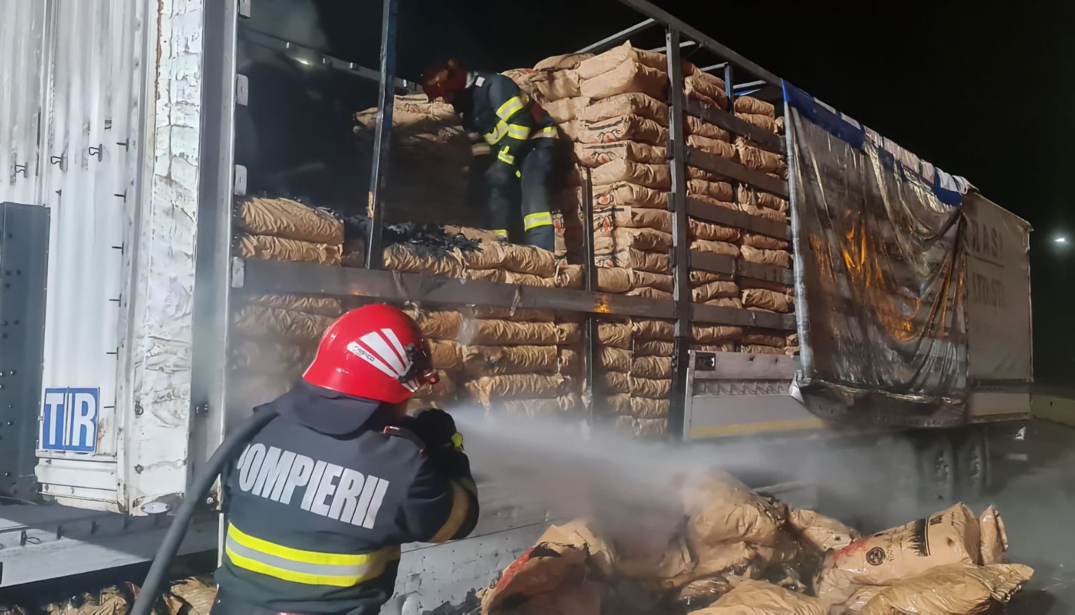 Un TIR cu peste 20 de tone de cărbuni pentru grătar a luat foc în Vama Giurgiu