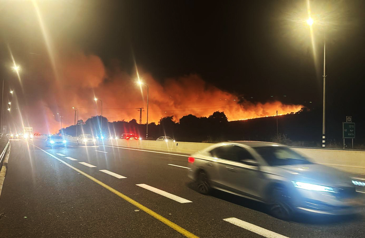 Incendii masive în nordul Israelului după ce Hezbollah a lansat rachete și drone din Liban. Un oraș a fost evacuat parțial