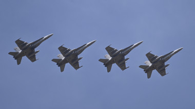 4 avioane F-18 Hornets in formatie p ecer