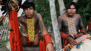 barbați dintr-un trib amazonian