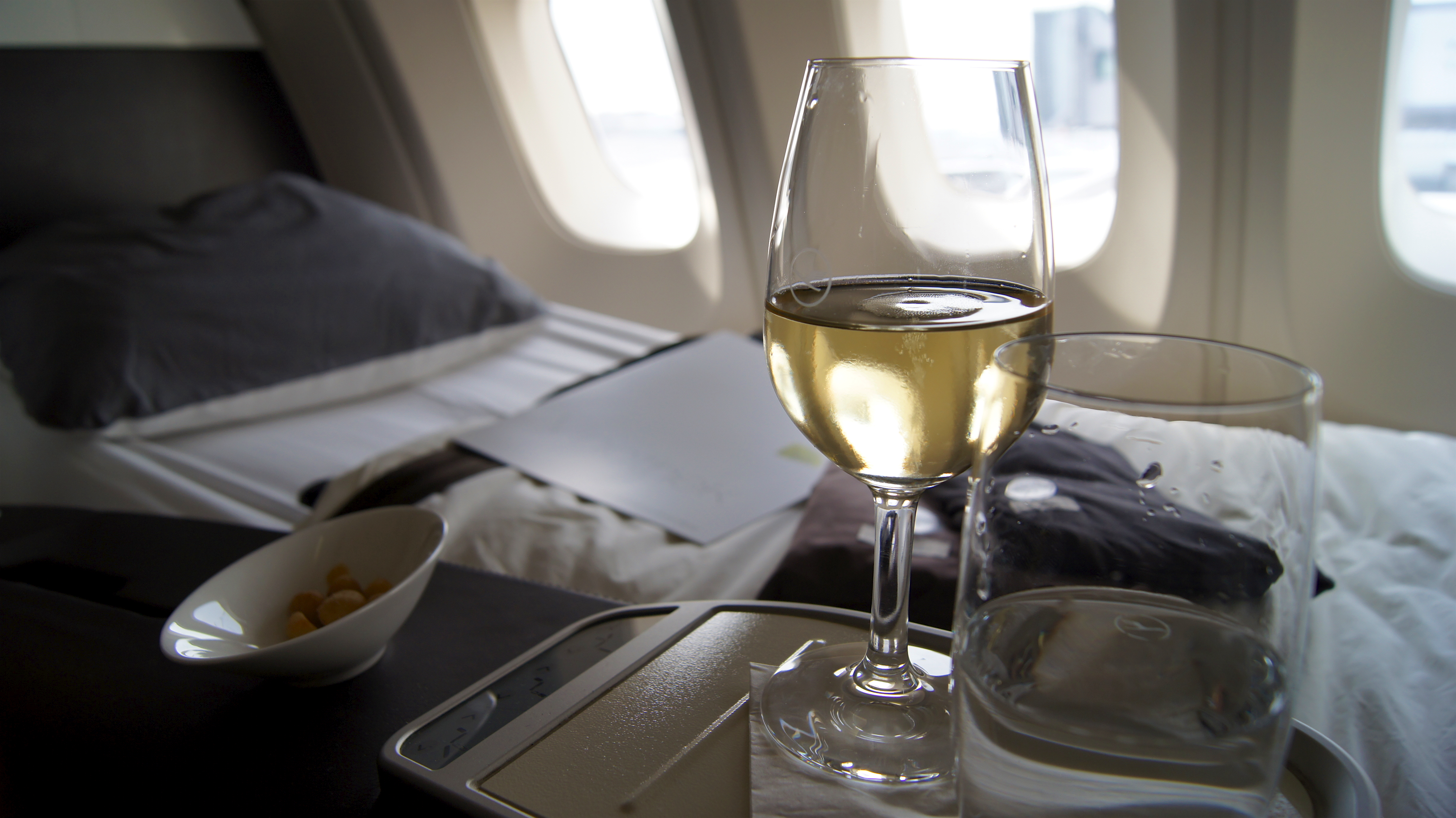 De ce nu este recomandat să consumi alcool în avion și apoi să te culci. Avertismentul specialiștilor