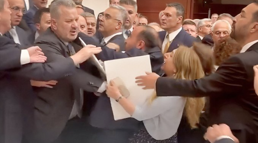 VIDEO. Încăierare în Parlamentul turc după destituirea unui primar pro-kurd, proteste în stradă