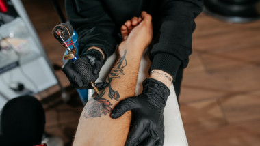 mână cu tatuaj