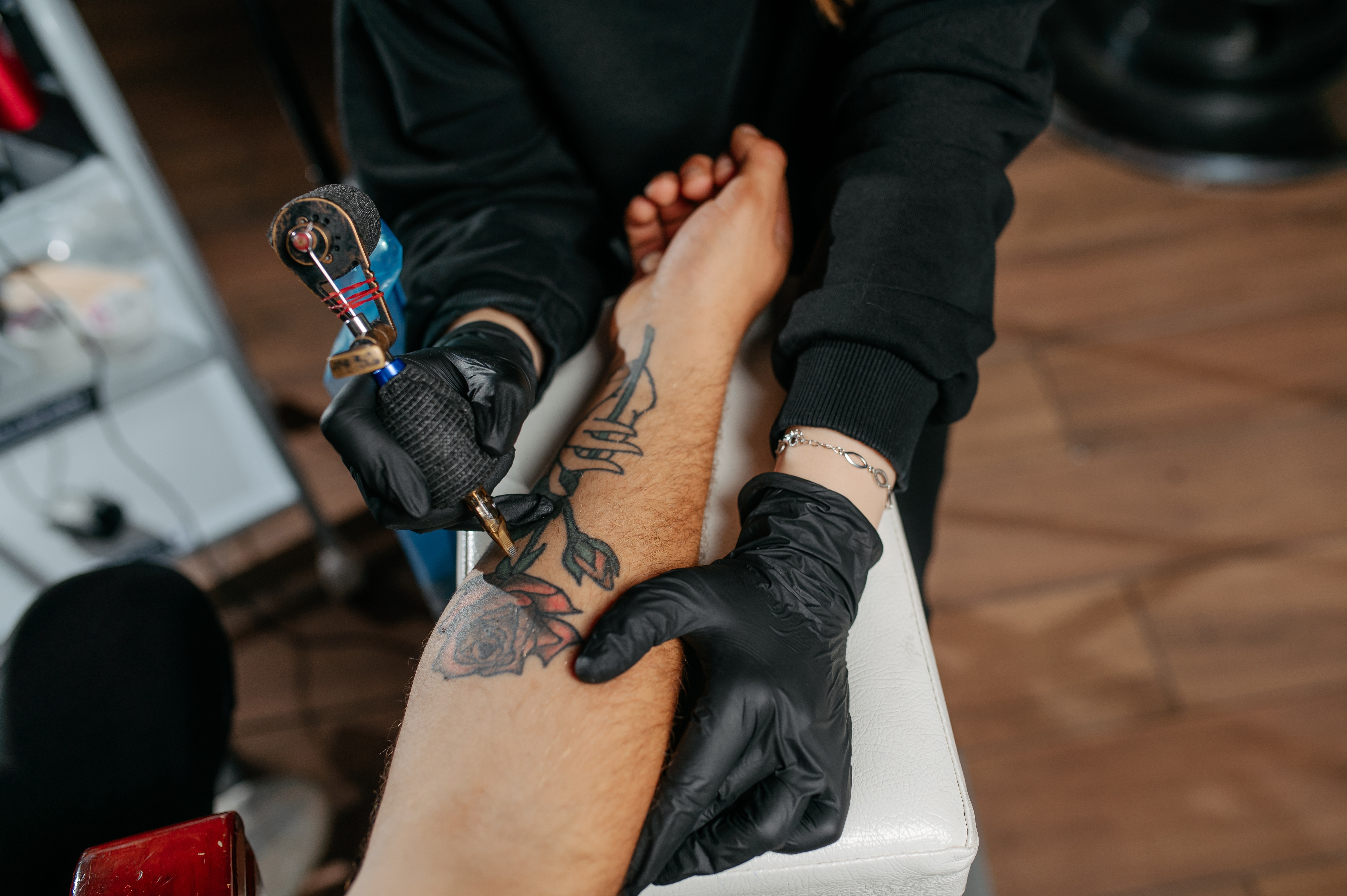 Cercetătorii au descoperit o legătură între tatuaje și apariția cancerului limfatic. Ce arată un nou studiu