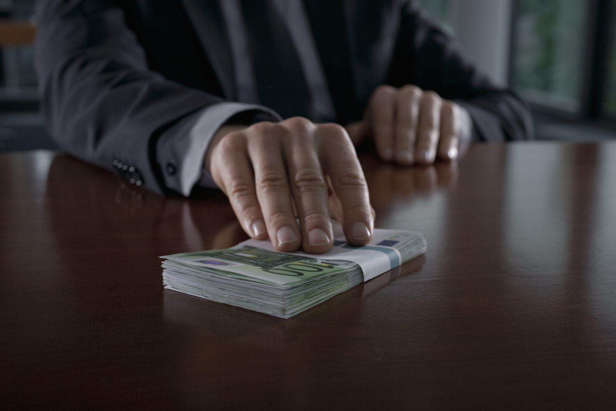 Trei polițiști locali din București au fost reținuți de DNA. Ar fi luat mii de euro șpagă la controalele făcute în Sectorul 1
