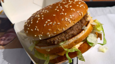 Der Big Mac, in Deutschland früher auch als Big Mäc bezeichnet, ist eine doppelstöckige Cheeseburger-Variante des Fast-F