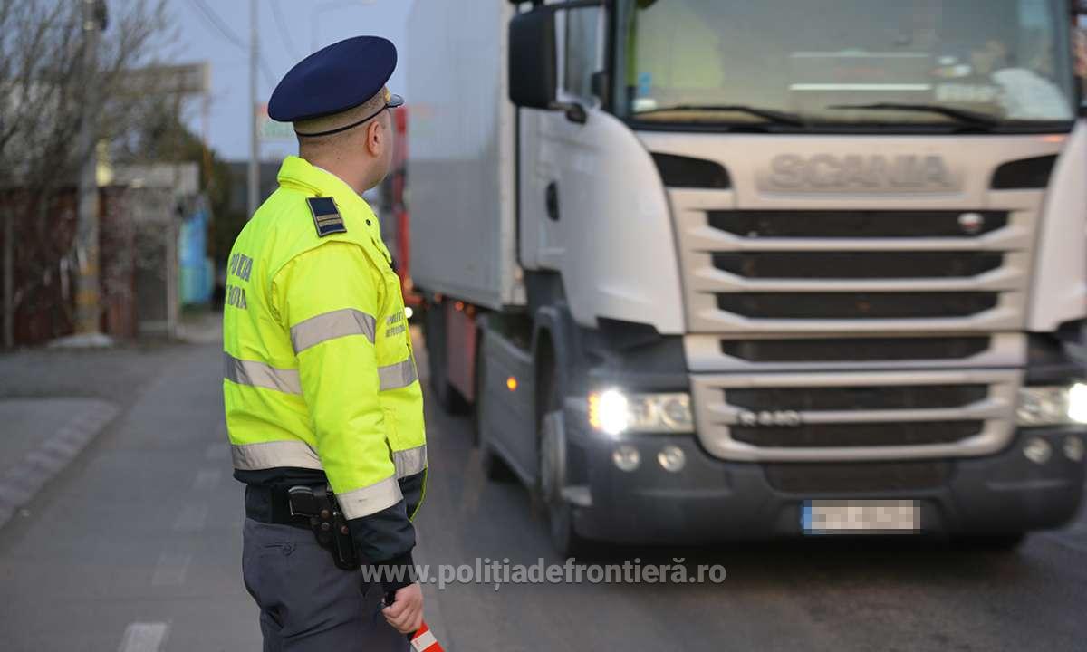 Un șofer de camion a încercat să mituiască cu 200 de euro un polițist de frontieră din Vama Nădlac II