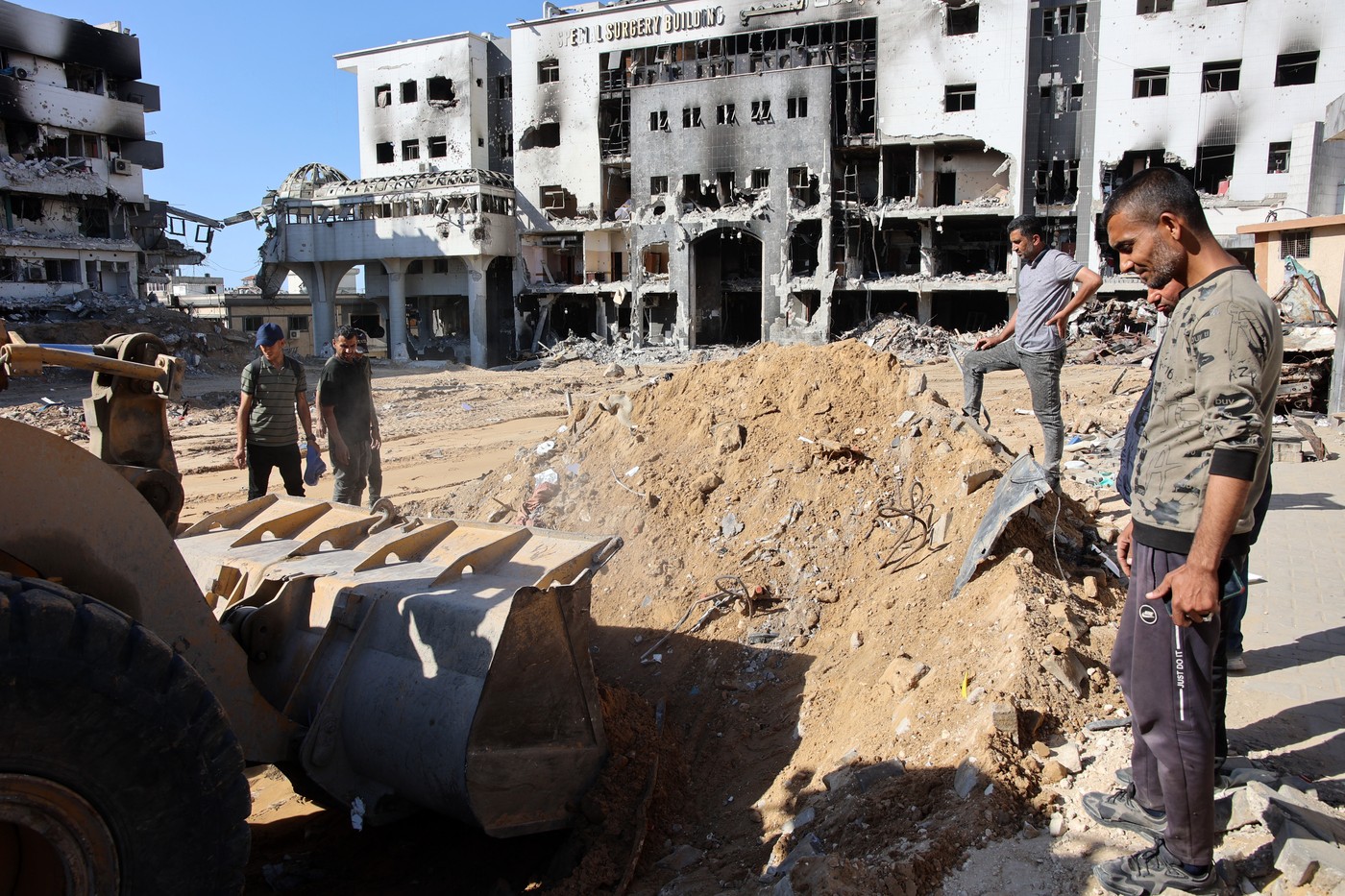 Gropi comune și sute de cadavre cu urme de tortură, descoperite la spitalul Al-Shifa din Gaza după ce Israelul și-a retras trupele