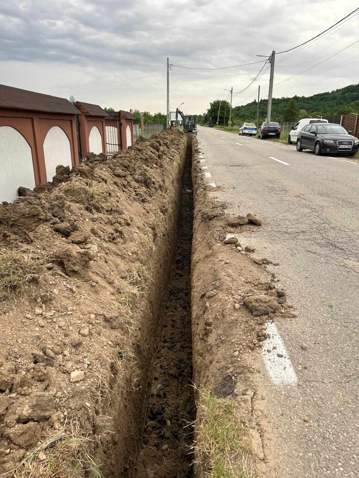Un primar din Argeș a săpat singur canalizarea pentru doi localnici. Acum este cercetat pentru corupere electorală