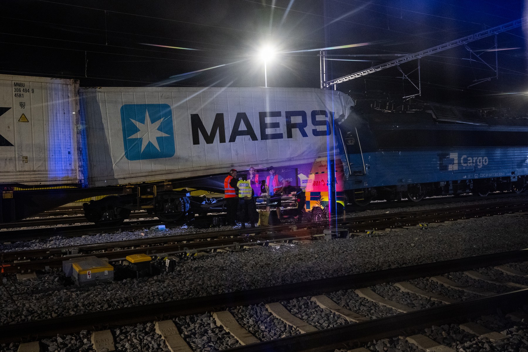 "Un mare dezastru". Patru morți și zeci de răniți după ce un tren de pasageri și un marfar s-au ciocnit lângă Praga
