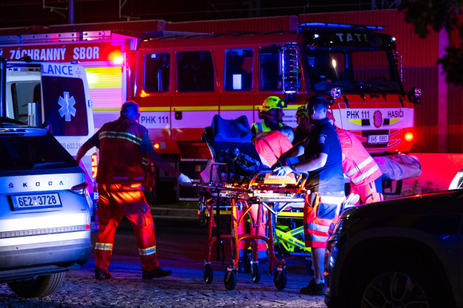 železniční nehoda, srážka vlaků, zastávka Pardubice centrum, hasiči, záchranáři, nosítka