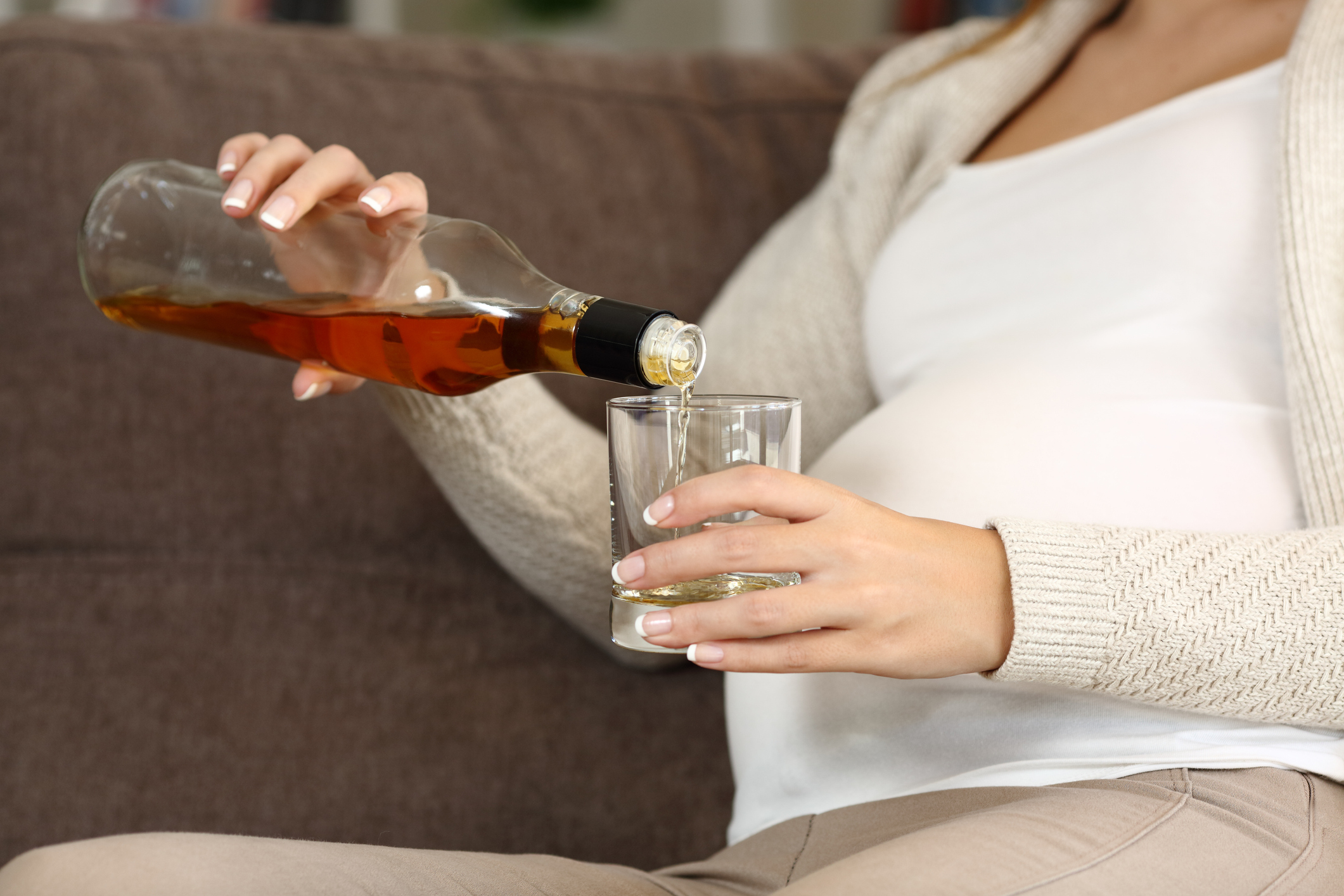 Statistici șocante: 28% dintre gravidele din România consumă alcool, bebelușii se nasc în sevraj. Medic: Efectele sunt brutale