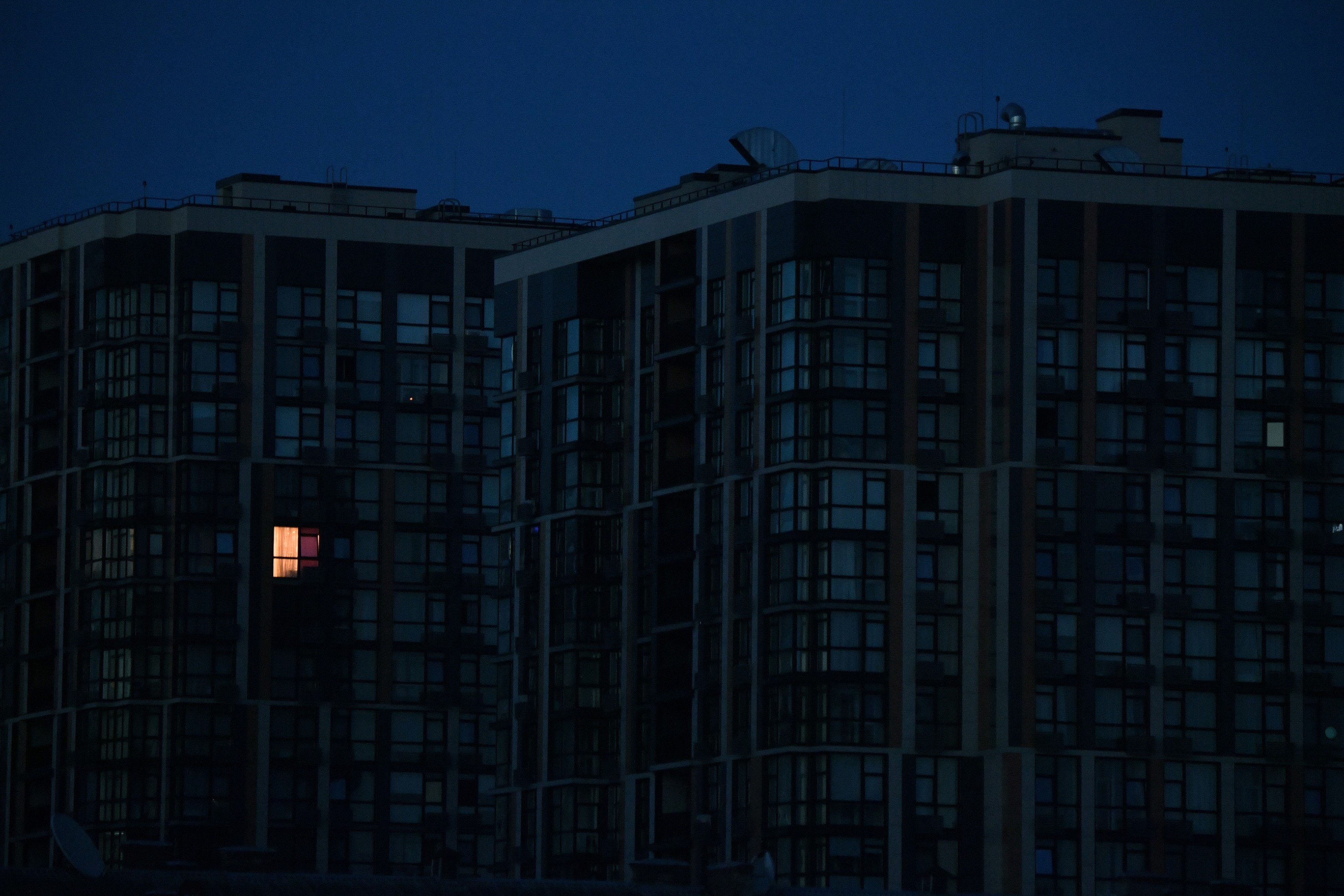 Putin aruncă Ucraina în întuneric, la propriu. Atacurile asupra rețelei energetice au provocat „o criză catastrofală de electricitate”
