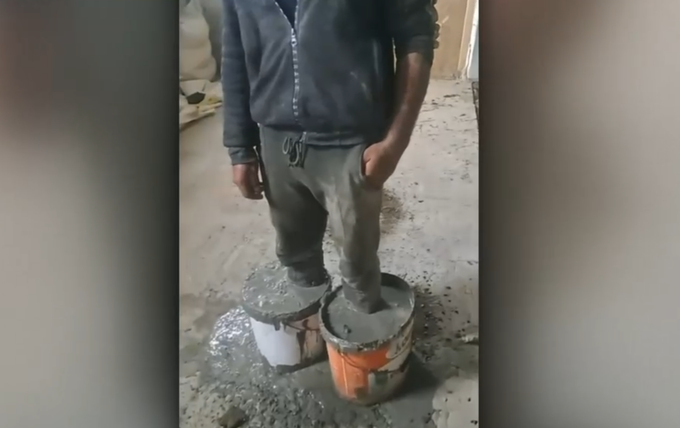 Tortură în stil mafiot la o stână din Bacău. Proprietarul i-a turnat picioarele în beton unui cioban, ca să nu-l denunțe la poliție