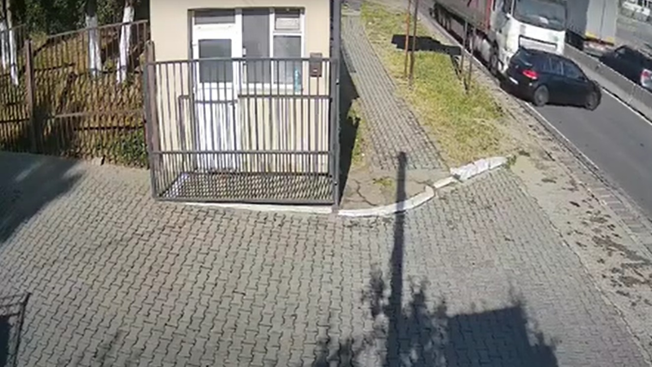 VIDEO. Un TIR a lovit o mașină pe care a târât-o apoi zeci de metri pe șosea. Șoferul nu și-a dat seama că a lovit un autoturim