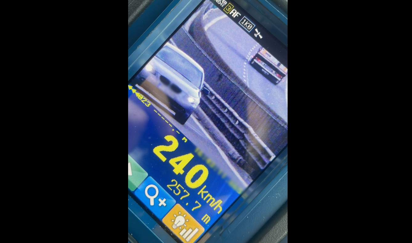Un șofer a fost prins de radar când gonea cu 240 km/oră pe A3. Ce pedeapsă i-au dat polițiștii
