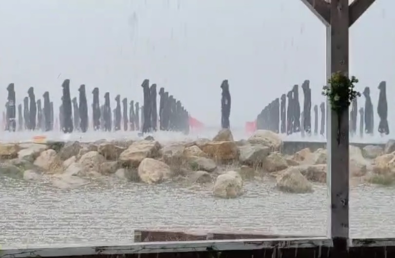 VIDEO Rupere de nori pe litoral. Furtună puternică, cu grindină, la Eforie