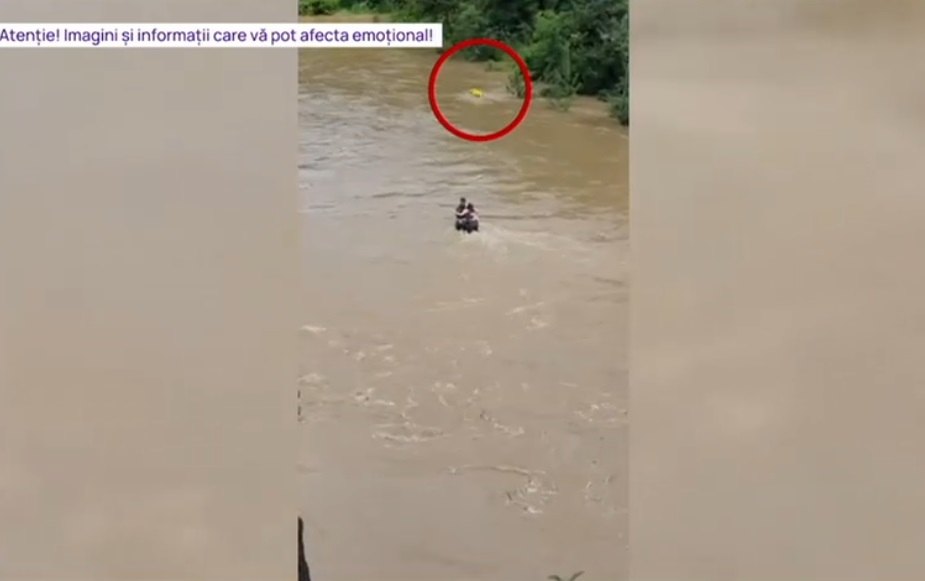 Imagini dramatice. Momentul în care un pompier italian se aruncă în apele învolburate pentru a-i salva pe cei 3 tineri români