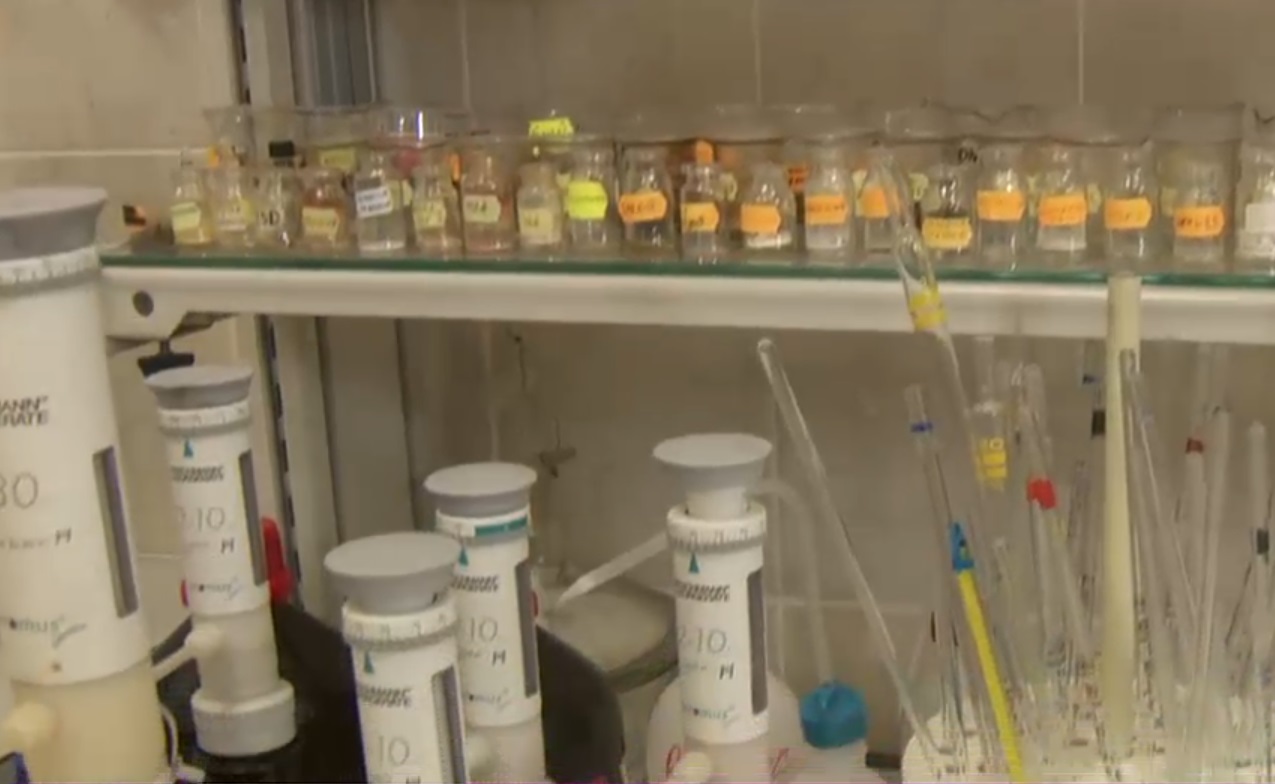 Imagini din laboratorul pentru droguri al Poliției Române. „Anul trecut am avut 26 de substanțe identificate prima oară în România”