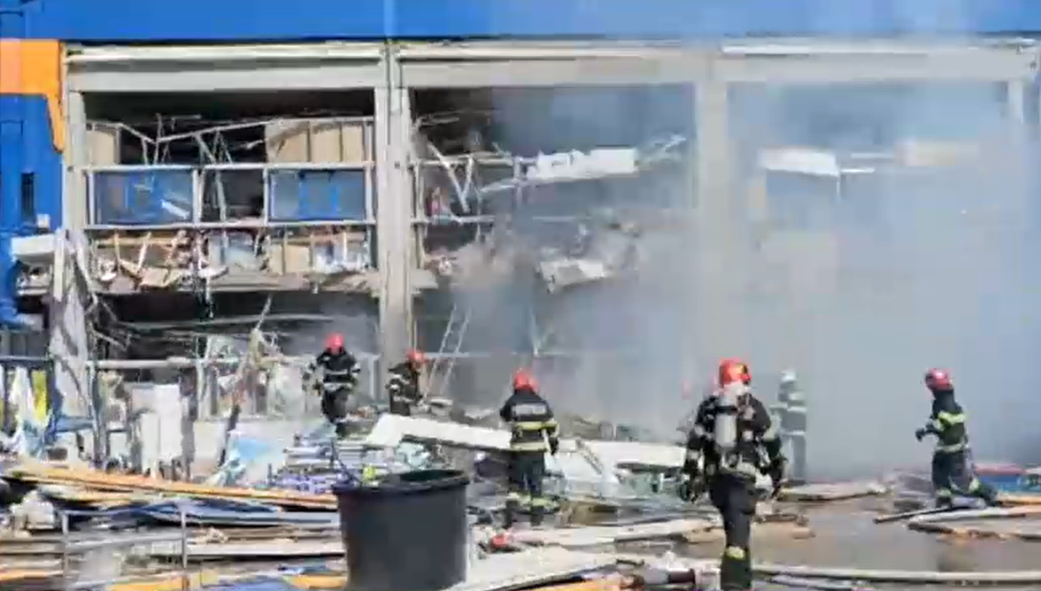 Explozie uriașă la un centru comercial din Botoșani. 10 persoane sunt rănite. Planul roșu a fost activat
