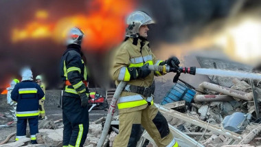 pompieri sting incendiu inkiev dupa bombardament