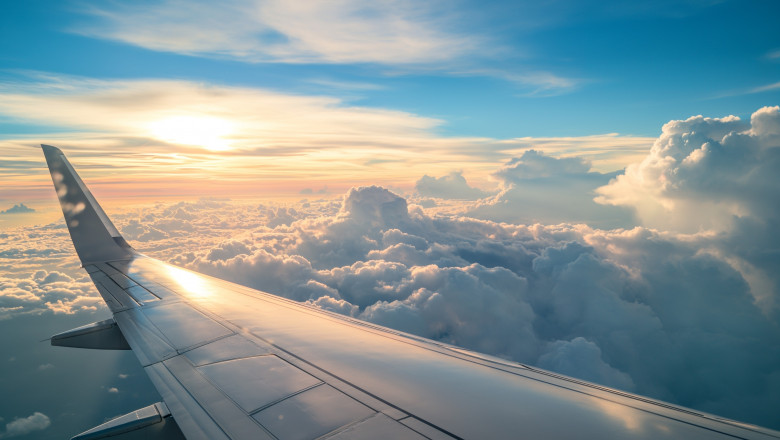 aripă de avion în zbor